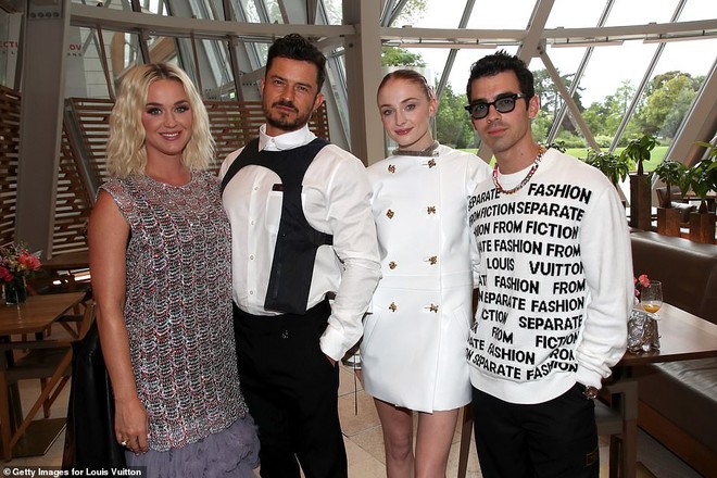 Dàn sao đổ bộ tiệc khủng của Louis Vuitton: Katy Perry - Orlando và vợ chồng Joe Jonas bị dìm toàn tập, Bella Hadid át cả dàn mẫu - Ảnh 12.