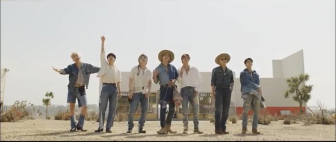 Soi teaser 10 triệu views của BTS: Tờ báo dự đoán tương lai bất ngờ, chiếc quần siêu què của j-hope là sao thế? - Ảnh 7.