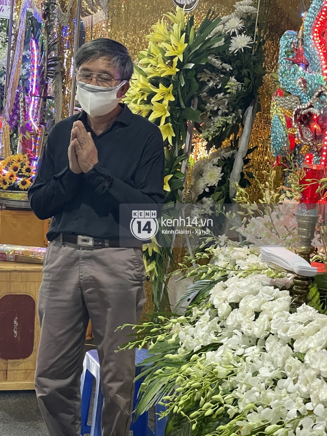 Tang lễ cố diễn viên Đức Long: Diễn ra trong vắng lặng, bố mẹ ngồi thất thần, Cao Thái Hà xúc động chia sẻ về người bạn quá cố - Ảnh 14.