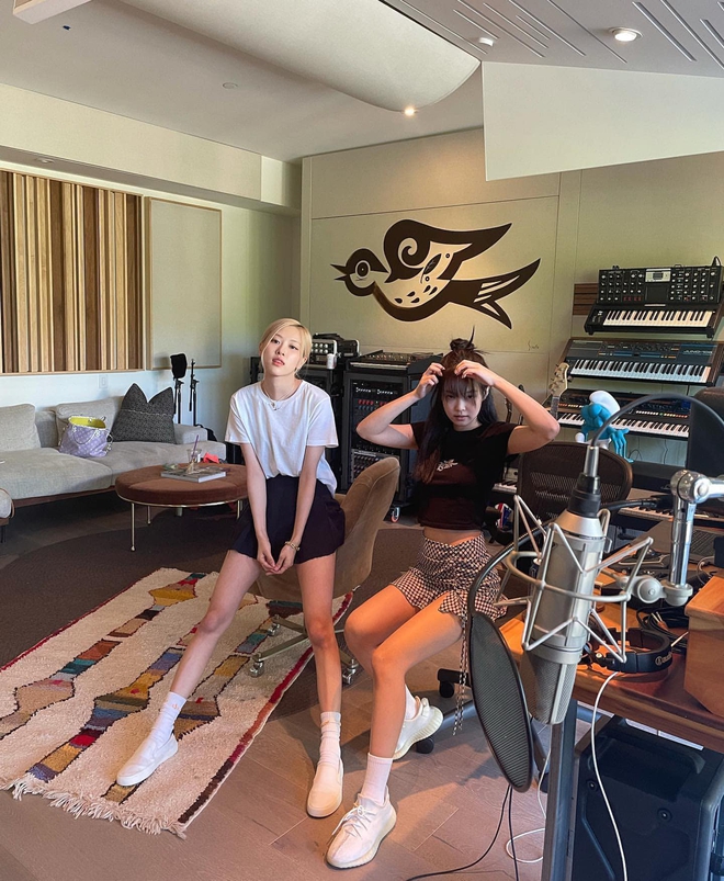 Jennie và Rosé đột kích phòng thu một producer từng kết hợp với Ariana Grande, Taylor Swift, ủ mưu màn collab khủng nào đây? - Ảnh 1.