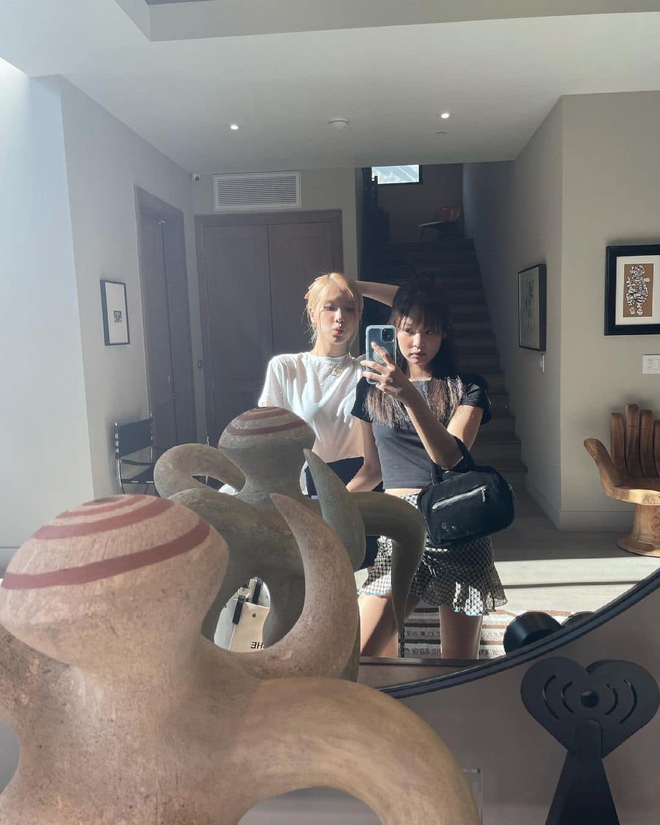 Jennie và Rosé đột kích phòng thu một producer từng kết hợp với Ariana Grande, Taylor Swift, ủ mưu màn collab khủng nào đây? - Ảnh 12.