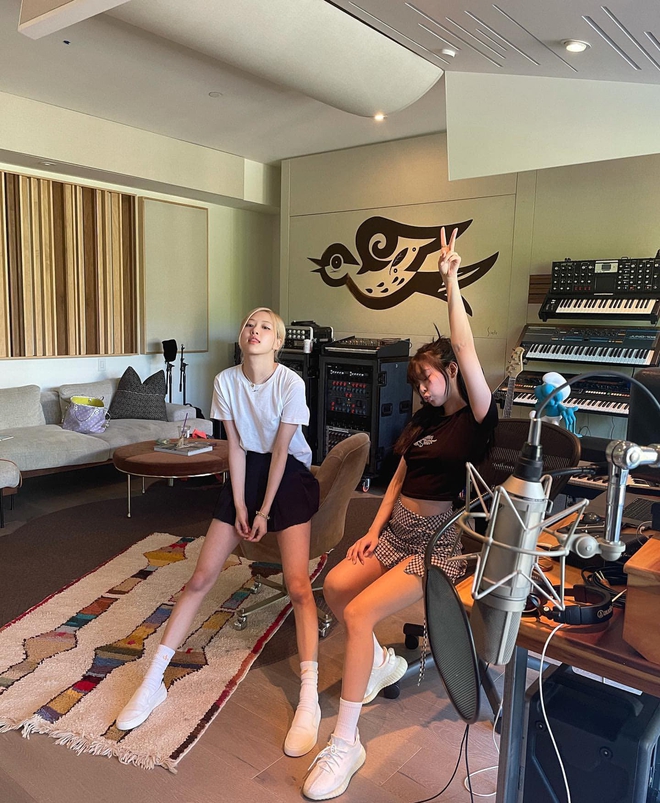 Jennie và Rosé đột kích phòng thu một producer từng kết hợp với Ariana Grande, Taylor Swift, ủ mưu màn collab khủng nào đây? - Ảnh 2.