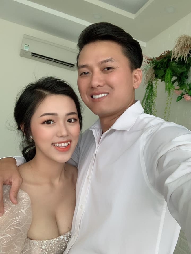 Quách Ngọc Tuyên đưa vợ trẻ kém 16 tuổi đi thi tốt nghiệp THPT, lời chúc tới 