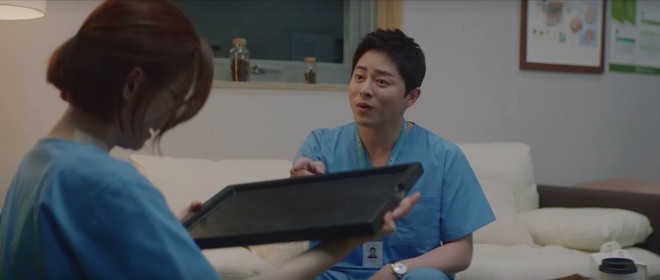 Hospital Playlist 2 tập 8: Song Hwa suy sụp vì mẹ bệnh nặng, cặp đôi Bồ Câu Jun Wan - Ik Sun chính thức tái ngộ sau bao năm lưu luyến! - Ảnh 19.