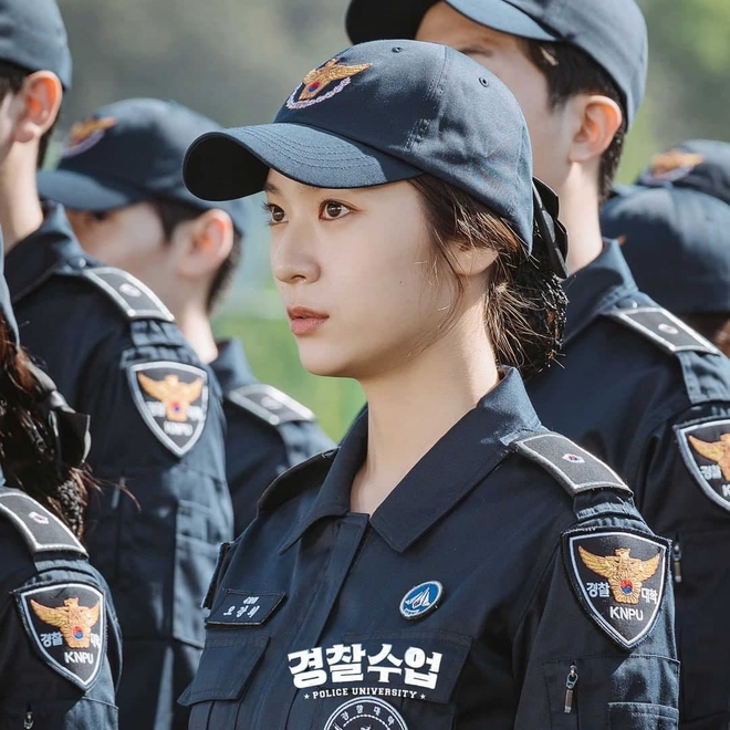 6 nữ cảnh sát bao ngầu ở phim Hàn: Vừa đẹp vừa giỏi như Krystal, Lee Sung Kyung thì ai mà không mê? - Ảnh 2.