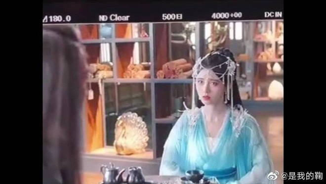 Cúc Tịnh Y lộ tạo hình mới cực cồng kềnh và kém xinh ở phim Hoa Nhung, netizen lắc đầu thôi chị cứ một màu thì hơn - Ảnh 1.