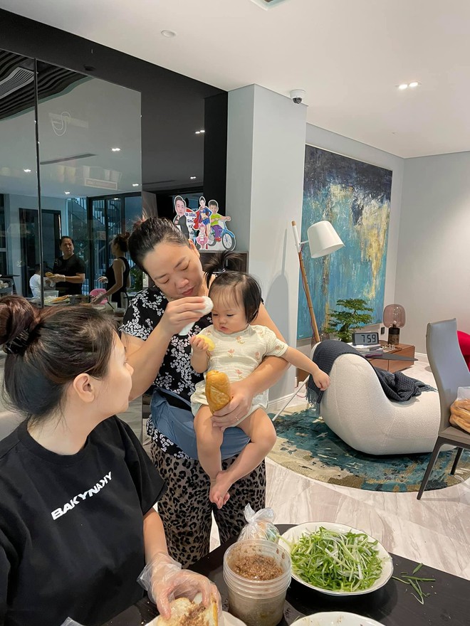 Đại gia Cường Đô La cùng vợ vào bếp làm bánh giúp đỡ bà con TP.HCM, mặt 0% son phấn của Đàm Thu Trang giật spotlight - Ảnh 3.