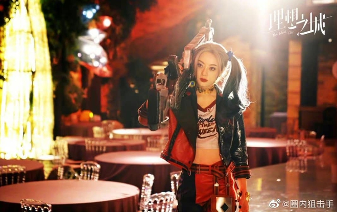 Tôn Lệ bất ngờ hóa điên nữ Harley Quinn xinh như gái đôi mươi, khoe eo trắng nõn nuột nà thiếu điều ăn đứt bản gốc - Ảnh 3.
