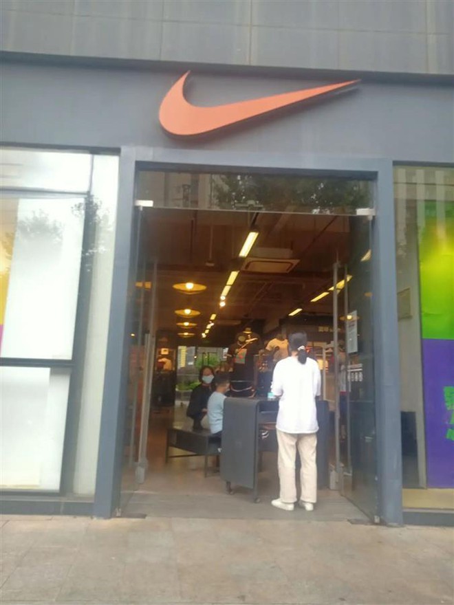 Đưa các con đi mua bộ đồ Nike đầu tiên trong đời, vợ chồng lao động nghèo choáng toàn tập trước cách hành xử của nữ nhân viên - Ảnh 1.