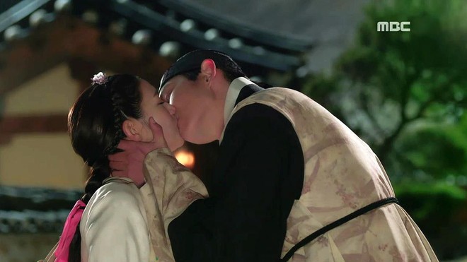 Ngã ngửa với thời gian quay cảnh hôn phim Hàn: Son Ye Jin vật lộn 48 giờ với màn mớm rượu Jung Woo Sung - Ảnh 7.
