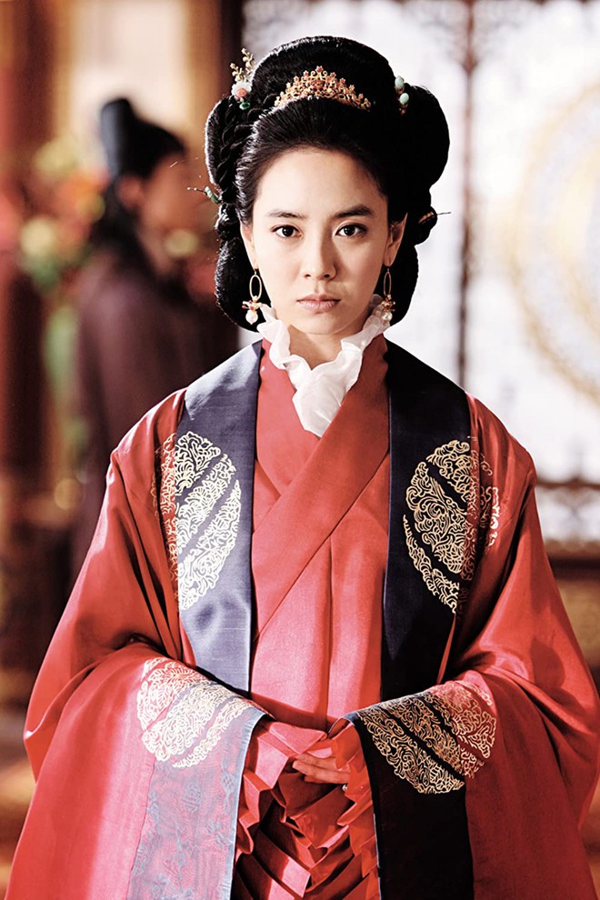 10 mỹ nhân thống trị phim Hàn thập niên 2000: Song Hye Kyo gây bão toàn Châu Á, Lee Young Ae cân đủ loại vai - Ảnh 25.