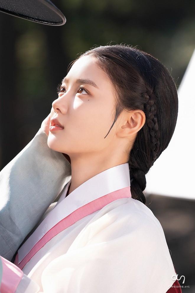 Kim Yoo Jung mặc hanbok đẹp như tiên tử bên Ahn Hyo Seop, dân tình nhớ ngay đến Mây Họa Ánh Trăng - Ảnh 1.