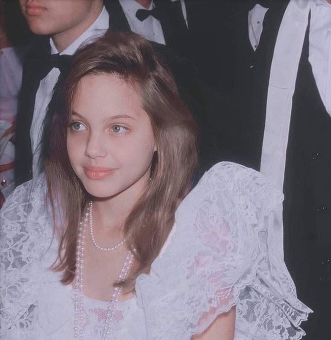 Angelina Jolie và 2 thảm đỏ huyền thoại: 11 tuổi đã như sao hạng A vì xinh vô thực, 44 tuổi thành luôn bà hoàng đẹp bức người - Ảnh 2.