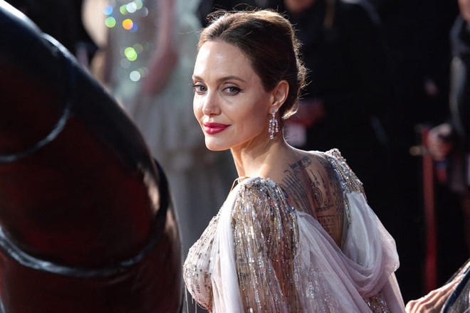 Angelina Jolie và 2 thảm đỏ huyền thoại: 11 tuổi đã như sao hạng A vì xinh vô thực, 44 tuổi thành luôn bà hoàng đẹp bức người - Ảnh 11.
