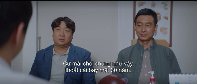 3 giả thuyết căng đét về cái kết Hospital Playlist 2: Ik Jun - Song Hwa đối mặt tâm bão cực gắt, chàng Gấu lươn lẹo để được yêu Min Ha? - Ảnh 1.