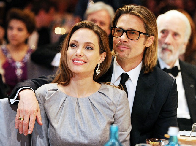 Đổ cả triệu đô kiện cáo Brad Pitt, Angelina Jolie quyết tâm gỡ gạc bằng cách hẹn hò bạn trai tỷ phú? - Ảnh 2.