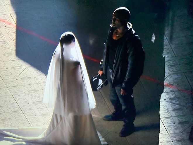 Chuyện như đùa: Rộ ảnh Kanye West và Kim Kardashian làm đám cưới lần 2 chỉ sau 6 tháng ly hôn, chuyện gì đây? - Ảnh 2.