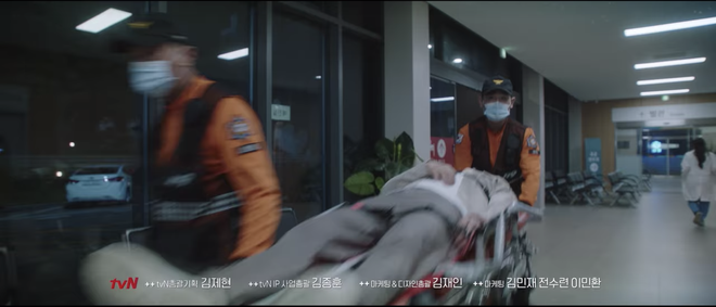 3 giả thuyết căng đét về cái kết Hospital Playlist 2: Ik Jun - Song Hwa đối mặt tâm bão cực gắt, chàng Gấu lươn lẹo để được yêu Min Ha? - Ảnh 4.