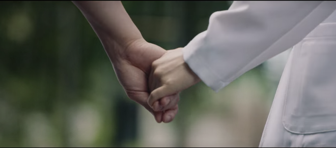 3 giả thuyết căng đét về cái kết Hospital Playlist 2: Ik Jun - Song Hwa đối mặt tâm bão cực gắt, chàng Gấu lươn lẹo để được yêu Min Ha? - Ảnh 11.