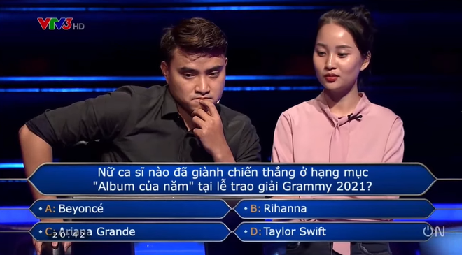 Ai Là Triệu Phú hỏi ai giành giải Album của năm tại Grammy 2021, nam thần đấu kiếm chọn Taylor Swift hay Ariana Grande? - Ảnh 3.