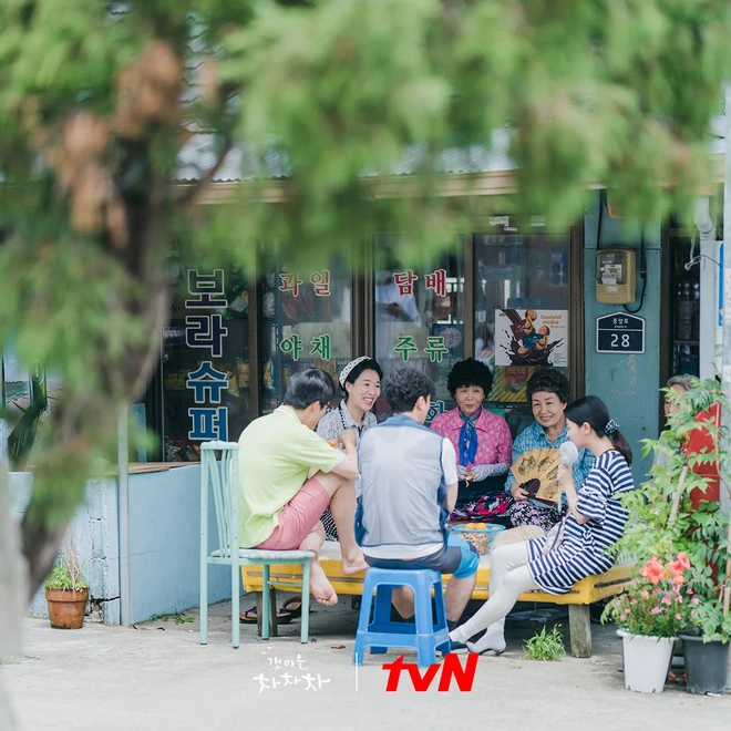 4 hội bà tám láng giềng gây sốt màn ảnh Hàn: Hàng xóm Kim Seon Ho át vía hội Reply 1988 về độ nhiều chuyện luôn - Ảnh 2.
