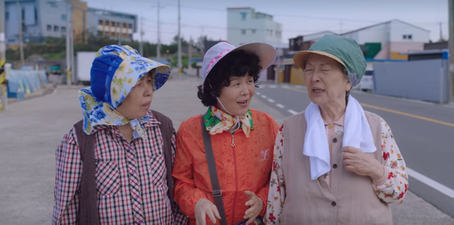 4 hội bà tám láng giềng gây sốt màn ảnh Hàn: Hàng xóm Kim Seon Ho át vía hội Reply 1988 về độ nhiều chuyện luôn - Ảnh 3.