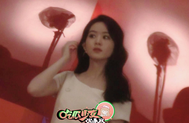 Triệu Lệ Dĩnh lộ diện sau tin đồn hẹn hò Vương Nhất Bác: Visual đỉnh của chóp nhưng thái độ ra sao? - Ảnh 4.