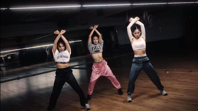 JYP tung ảnh hé lộ nhan sắc nhóm nữ mới gây thất vọng, ai ngờ quay xe đăng clip nhảy visual đẳng cấp hơn hẳn - Ảnh 11.