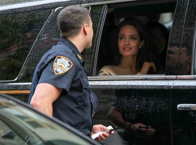 Angelina Jolie bị cảnh sát ới, dân tình không cần biết lý do mà chỉ ngẩn ngơ ngắm gương mặt đẹp như tranh lấp ló trong xe - Ảnh 2.