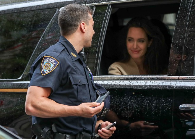 Angelina Jolie bị cảnh sát ới, dân tình không cần biết lý do mà chỉ ngẩn ngơ ngắm gương mặt đẹp như tranh lấp ló trong xe - Ảnh 3.