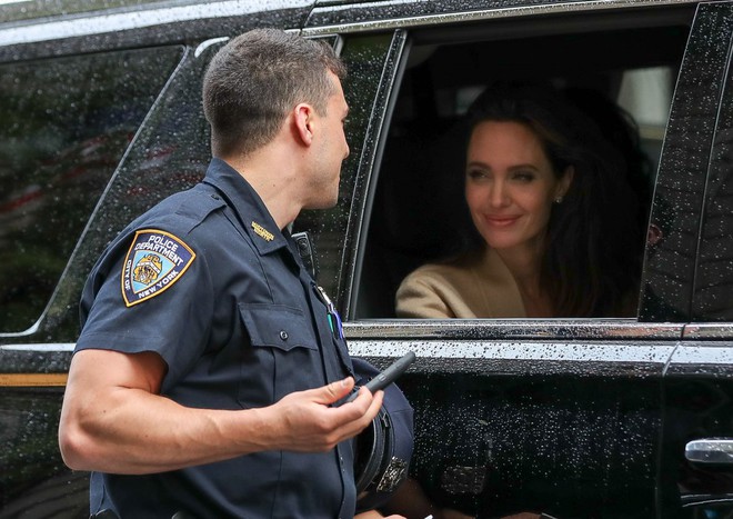 Angelina Jolie bị cảnh sát ới, dân tình không cần biết lý do mà chỉ ngẩn ngơ ngắm gương mặt đẹp như tranh lấp ló trong xe - Ảnh 4.
