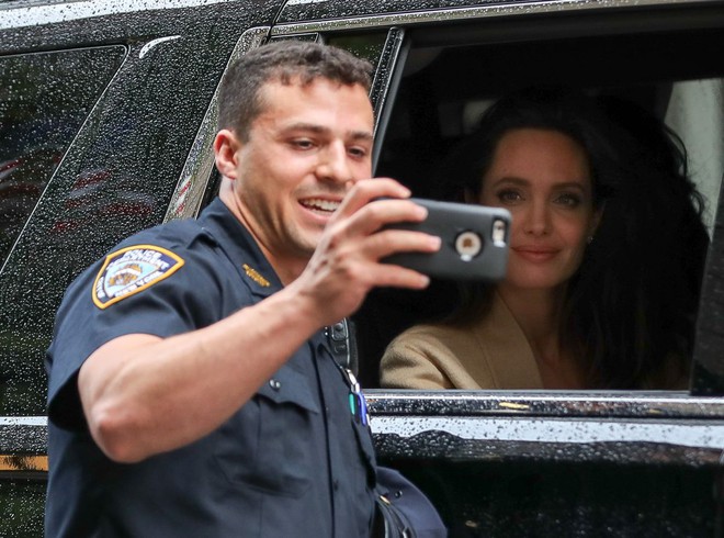 Angelina Jolie bị cảnh sát ới, dân tình không cần biết lý do mà chỉ ngẩn ngơ ngắm gương mặt đẹp như tranh lấp ló trong xe - Ảnh 5.