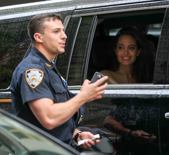 Angelina Jolie bị cảnh sát ới, dân tình không cần biết lý do mà chỉ ngẩn ngơ ngắm gương mặt đẹp như tranh lấp ló trong xe - Ảnh 6.