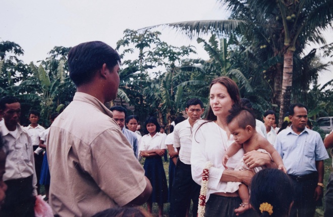 Lần đầu hé lộ lý do Angelina Jolie nhận nuôi Maddox 20 năm trước: Chỉ nhờ 1 hành động, cậu bé người Campuchia đã đổi đời - Ảnh 5.