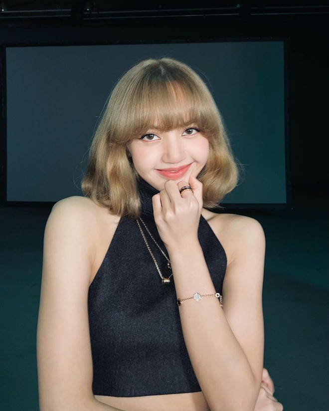 Giữa đêm Lisa (BLACKPINK) tự tung luôn ảnh tóc mới: Cực tây tôn lên gương mặt như búp bê, xinh đến mức xỉu ngang xỉu dọc - Ảnh 4.