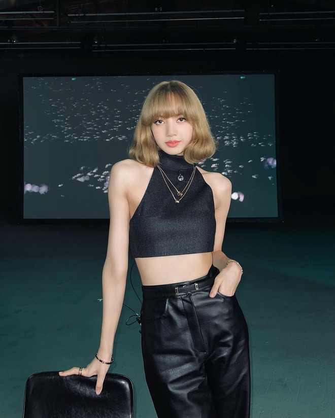Giữa đêm Lisa (BLACKPINK) tự tung luôn ảnh tóc mới: Cực tây tôn lên gương mặt như búp bê, xinh đến mức xỉu ngang xỉu dọc - Ảnh 8.