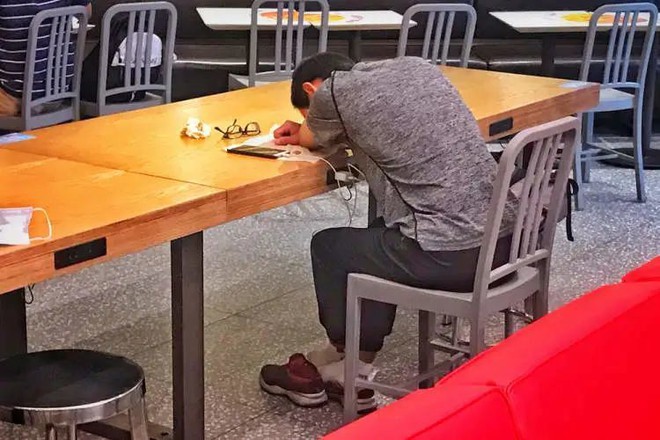Bộ tộc chiếm chỗ ở KFC Trung Quốc: Những người đàn ông ăn thừa, ngủ ké, tìm mọi cách giảm bớt sự tồn tại trong mắt người xung quanh - Ảnh 5.
