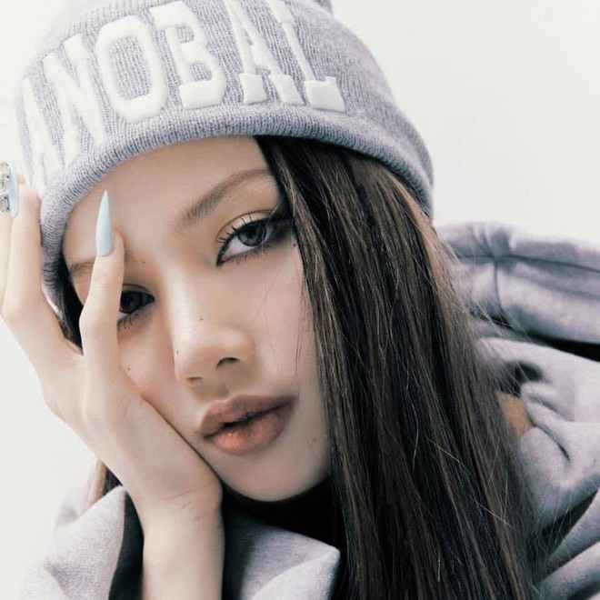 Bộ ảnh với nhiều tạo hình chưa được hé lộ trong MV của Lisa: Tự tin vén mái cực độc đáo, nghi sẽ có thêm MV mới? - Ảnh 2.