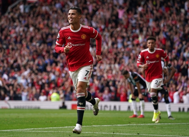 Ronaldo tỏa sáng rực rỡ trong ngày trở về, giúp Man United đè bẹp Newcastle để vươn lên ngôi đầu Ngoại hạng Anh - Ảnh 4.