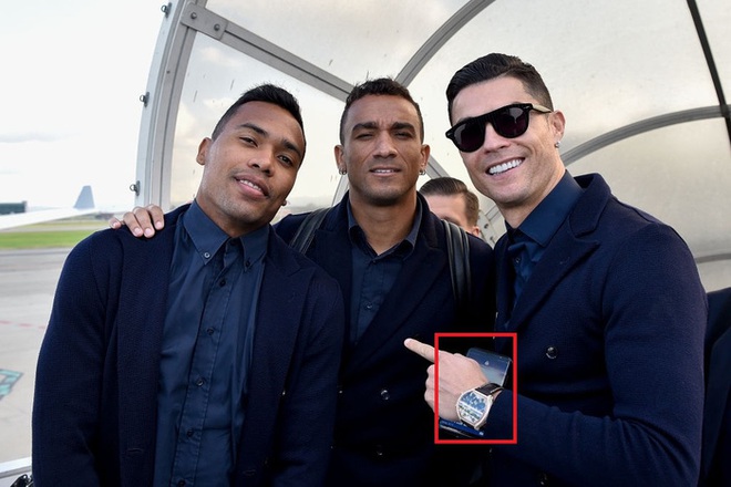 Ronaldo vô tình để lộ mật khẩu điện thoại khi bước xuống xe buýt vào sân - Ảnh 4.