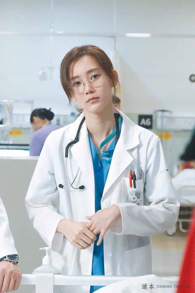 Nàng Đông Shin Hyun Bin của Hospital Playlist: Tắc kè hoa ẩn mình của điện ảnh Hàn, style ngoài đời đẹp mê mẩn khác hẳn trên phim! - Ảnh 20.