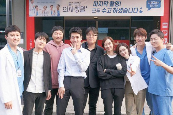 Nàng Đông Shin Hyun Bin của Hospital Playlist: Tắc kè hoa ẩn mình của điện ảnh Hàn, style ngoài đời đẹp mê mẩn khác hẳn trên phim! - Ảnh 22.