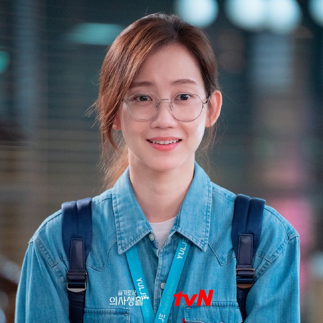 Nàng Đông Shin Hyun Bin của Hospital Playlist: Tắc kè hoa ẩn mình của điện ảnh Hàn, style ngoài đời đẹp mê mẩn khác hẳn trên phim! - Ảnh 21.
