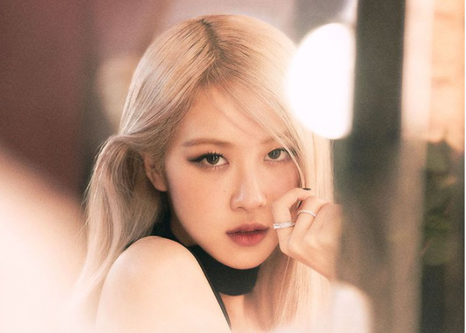 Rosé (BLACKPINK) lại đổi ốp iPhone xinh xẻo, giá dễ mua lại còn là bản giới hạn - Ảnh 1.