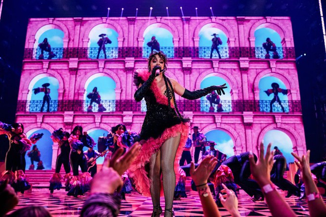 Đôi chim cu hot nhất VMAs 2021: Camila Cabello nhảy sexy đập tan nghi vấn mang thai, Shawn Mendes khoe 6 múi mlem ghê - Ảnh 3.