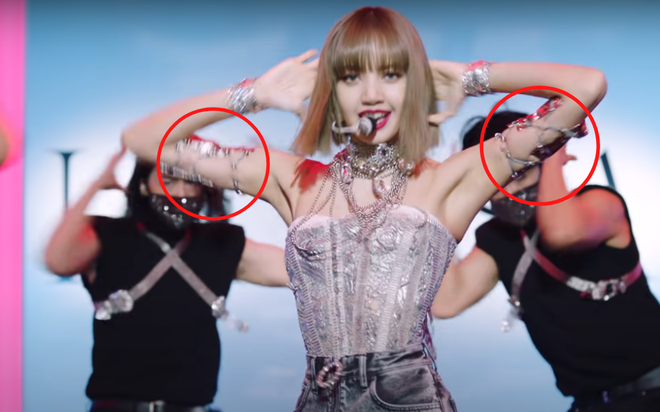 Lisa (BLACKPINK) bị thương trong quá trình chụp ảnh teaser đu dây mạo hiểm, fan soi ra sẹo trên tay nhìn mà xót - Ảnh 8.