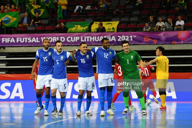 Phối hợp đá phạt ảo diệu, futsal Việt Nam chọc thủng lưới thành công ứng viên vô địch Brazil - Ảnh 3.