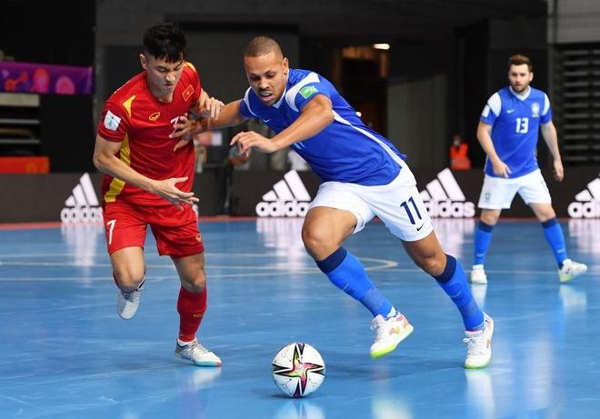 Phối hợp đá phạt ảo diệu, futsal Việt Nam chọc thủng lưới thành công ứng viên vô địch Brazil - Ảnh 6.