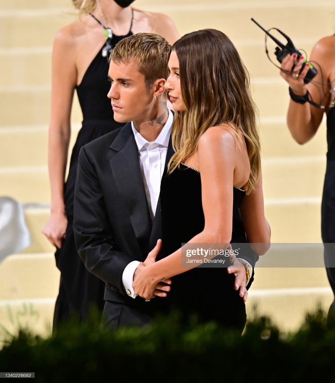Hé lộ cảm xúc thật của Justin Bieber và vợ khi bị khán giả réo tên Selena ở Met Gala - Ảnh 6.