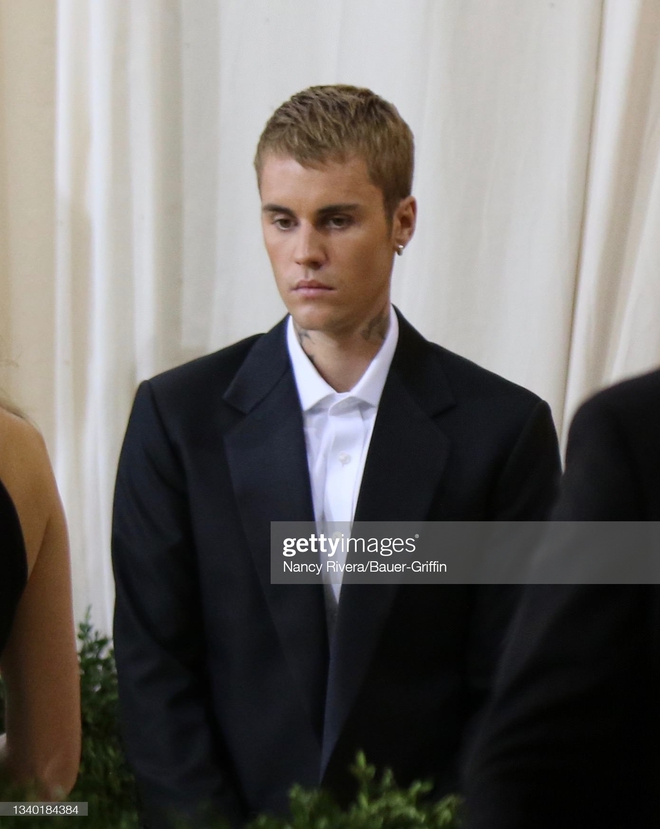 Hé lộ cảm xúc thật của Justin Bieber và vợ khi bị khán giả réo tên Selena ở Met Gala - Ảnh 4.